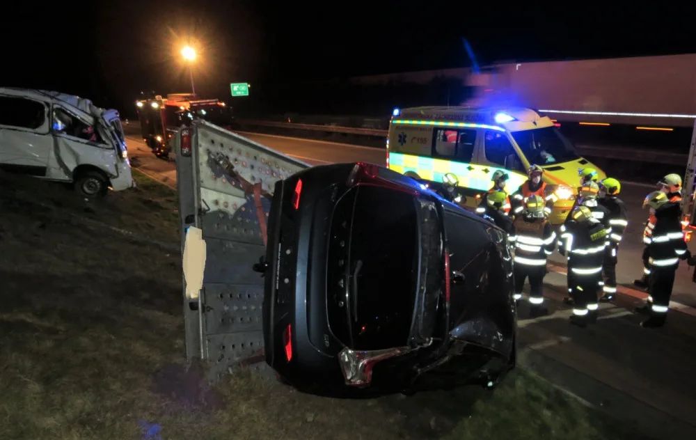 Vážná nehoda cizinců na dálnici D5, havarovali s dodávkou převážející na vleku auto