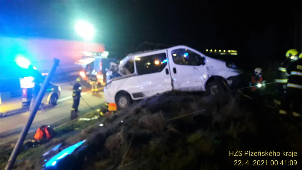 Vážná nehoda cizinců na dálnici D5, havarovali s dodávkou převážející na vleku auto