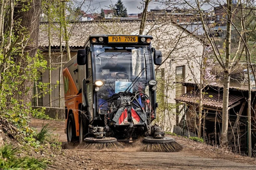 Čistící stroje už vyjely do terénu