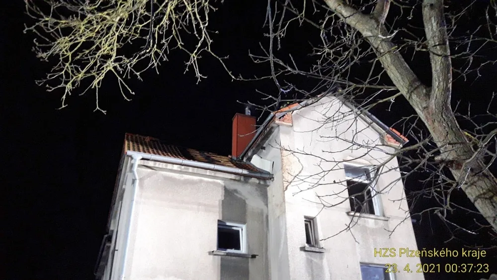 Z hořícího rodinného domu uprchlo před plameny pět lidí a pes