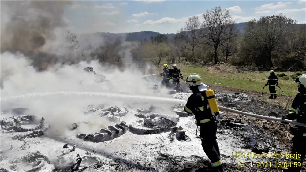 Požár hromady pneumatik vznikl při nahlášeném pálení dřevěného odpadu