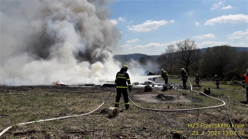 Požár hromady pneumatik vznikl při nahlášeném pálení dřevěného odpadu