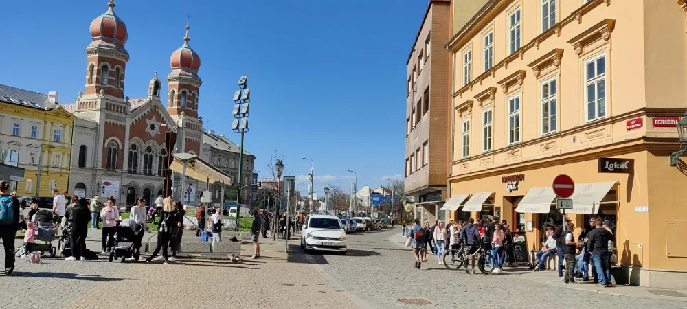 Slunečné počasí láká lidi ven, místo v přírodě se shromažďují před výdejními okénky