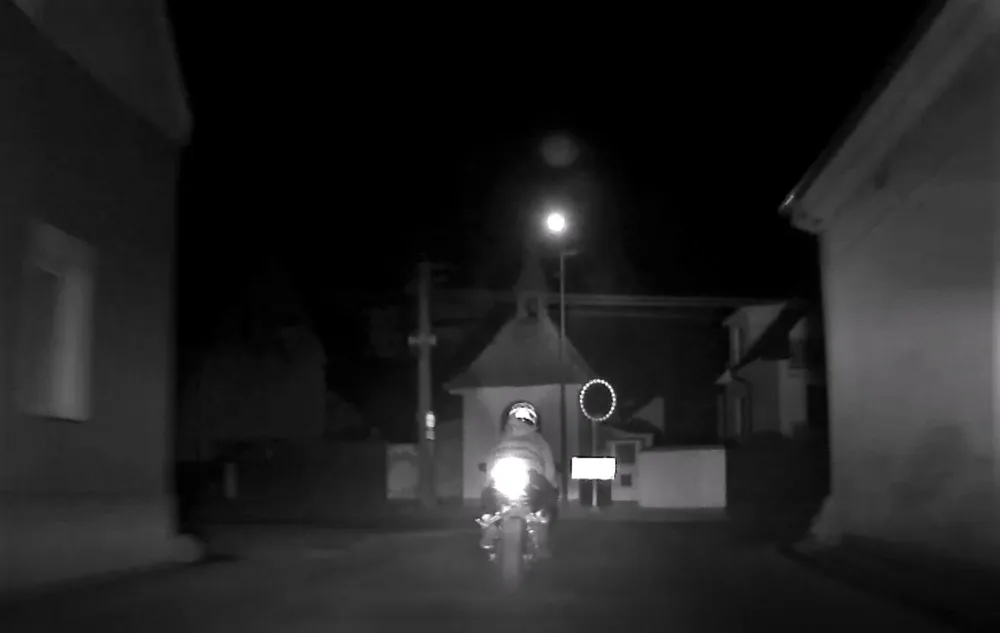 Poslední metry motorkáře před jeho pádem