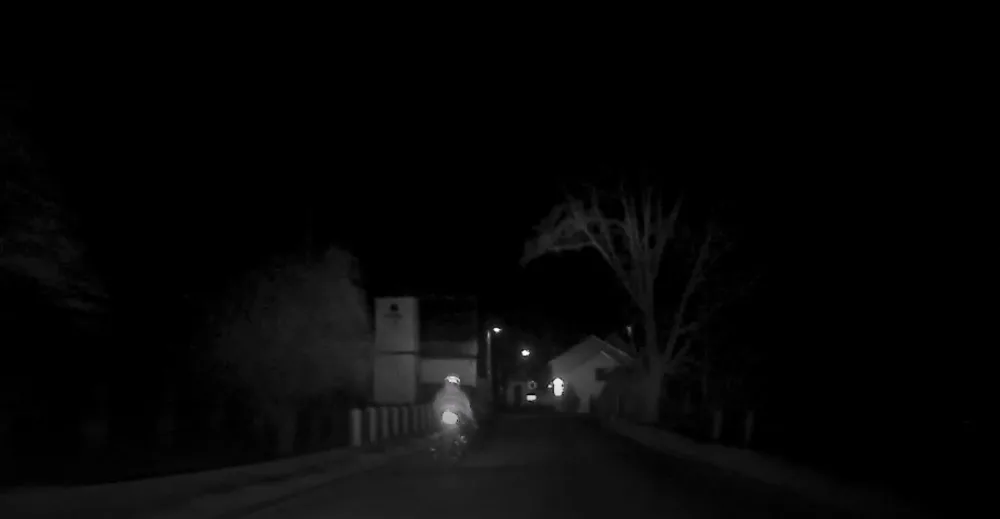 Poslední metry motorkáře před jeho pádem