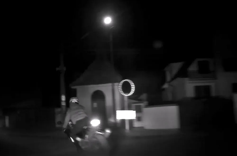 Poslední metry motorkáře před jeho pádem
