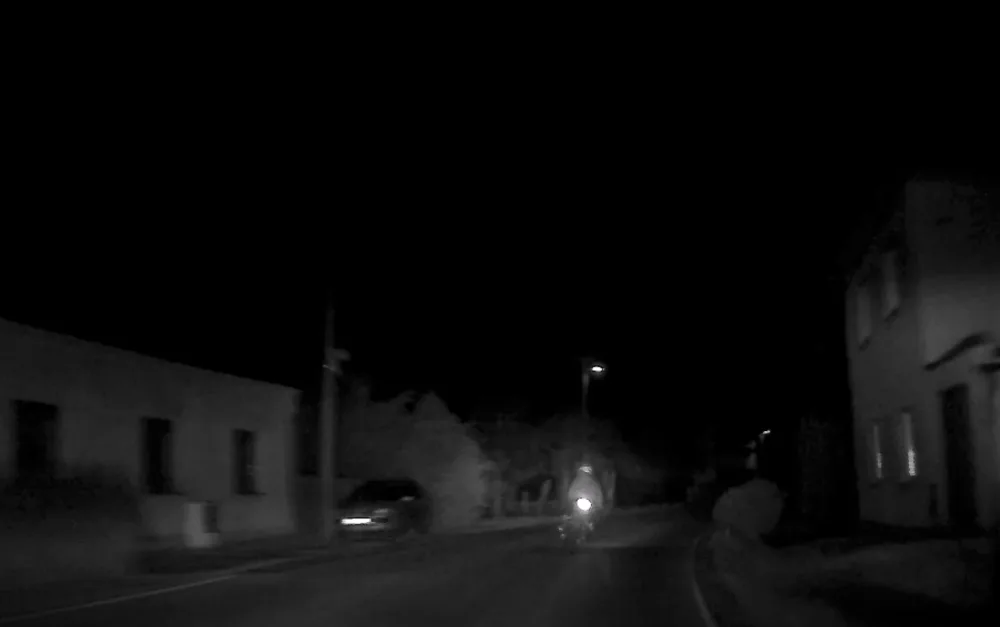Poslední metry motorkáře před jeho pádem
