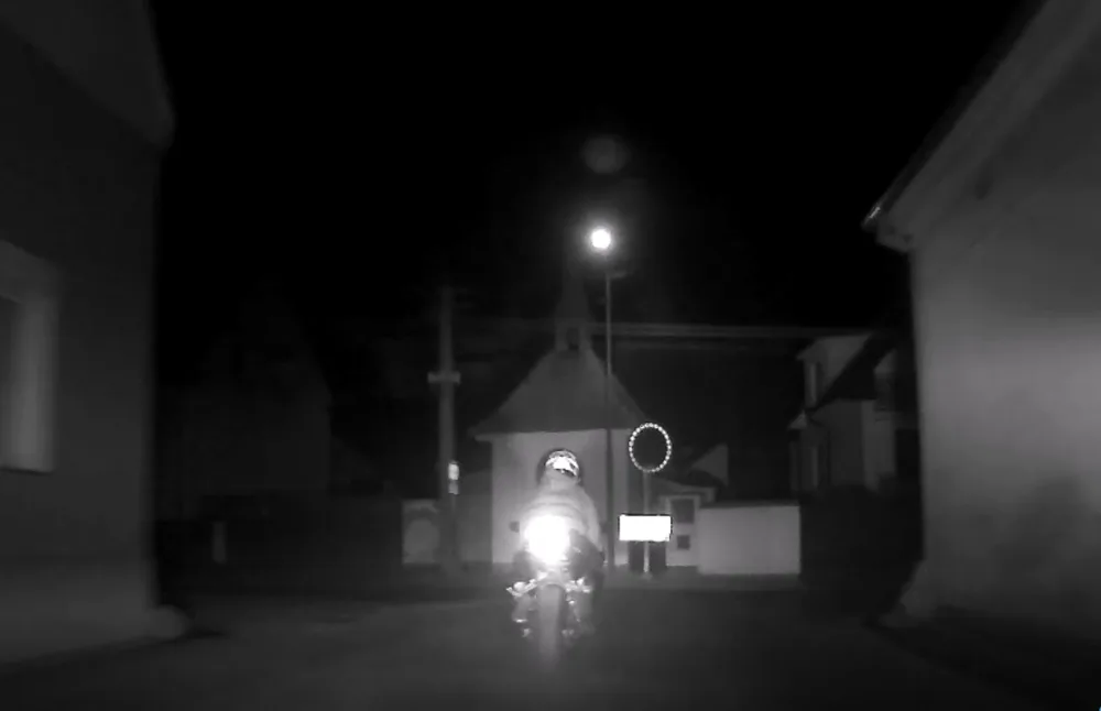 Poslední metry motorkáře před jeho pádem