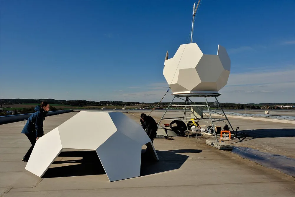 Větší a výkonnější radar na západě Čech nám nově pošle přesná data o bouřích i dešti