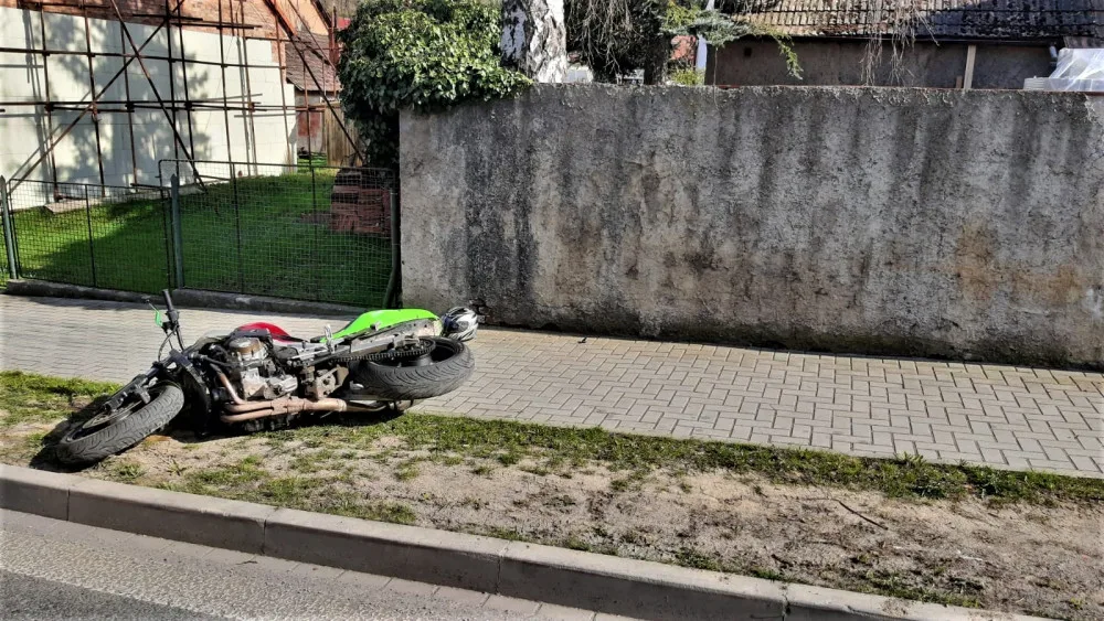 Motorkář při honičce s policií narazil do hradby