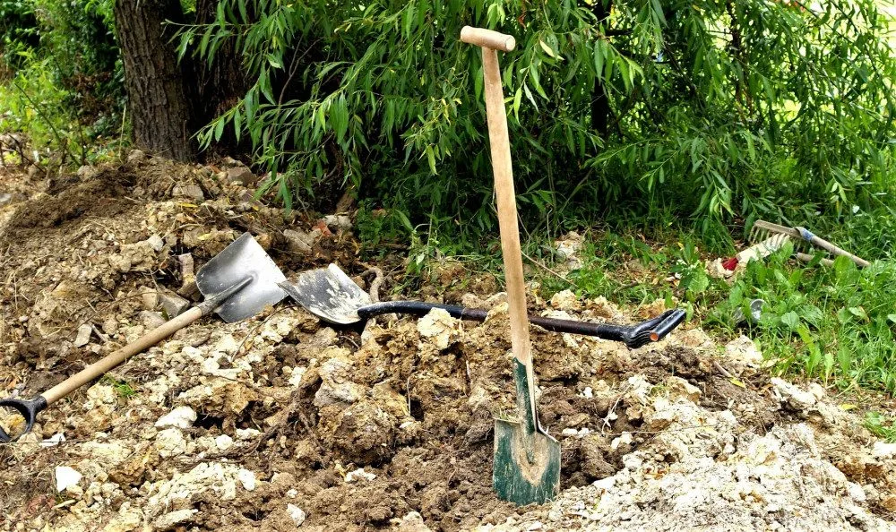 shovels-1690786_1920