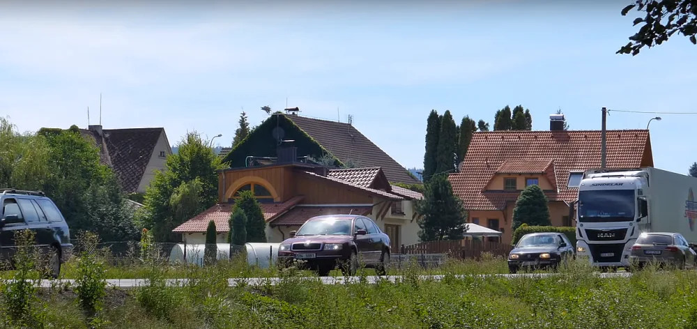 Přes obec Babylon jezdí k hraničnímu přechodu obrovské množství těžké dopravy, silnice vede úsekem častých nehod
