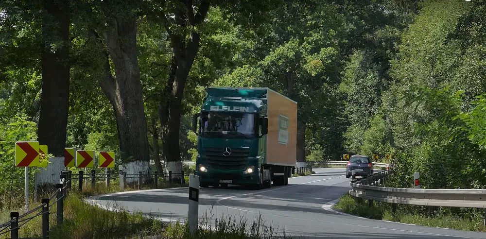 Přes obec Babylon jezdí k hraničnímu přechodu obrovské množství těžké dopravy, silnice vede úsekem častých nehod