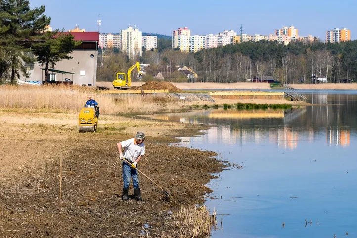 Bolevák prochází před sezónou nutnou údržbou, ze břehů i dna mizí rákos a orobinec