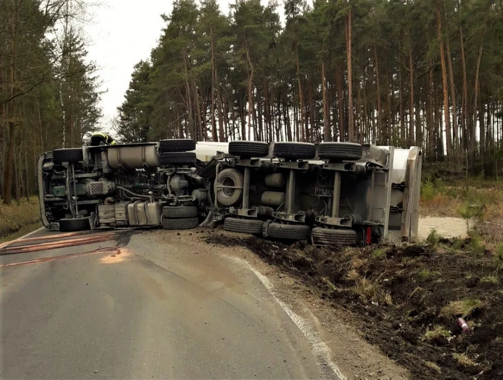 Převrácený kamion s vysypaným nákladem písku blokuje dopravu na Plzeňsku