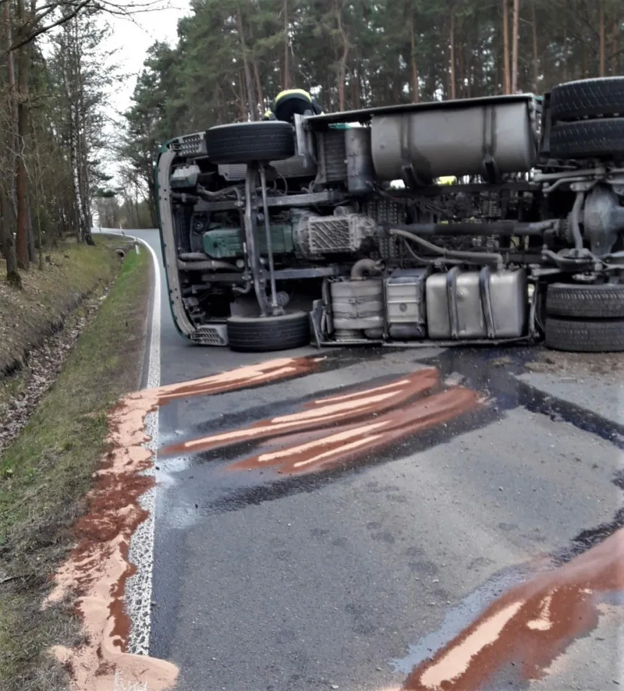 Převrácený kamion s vysypaným nákladem písku blokuje dopravu na Plzeňsku