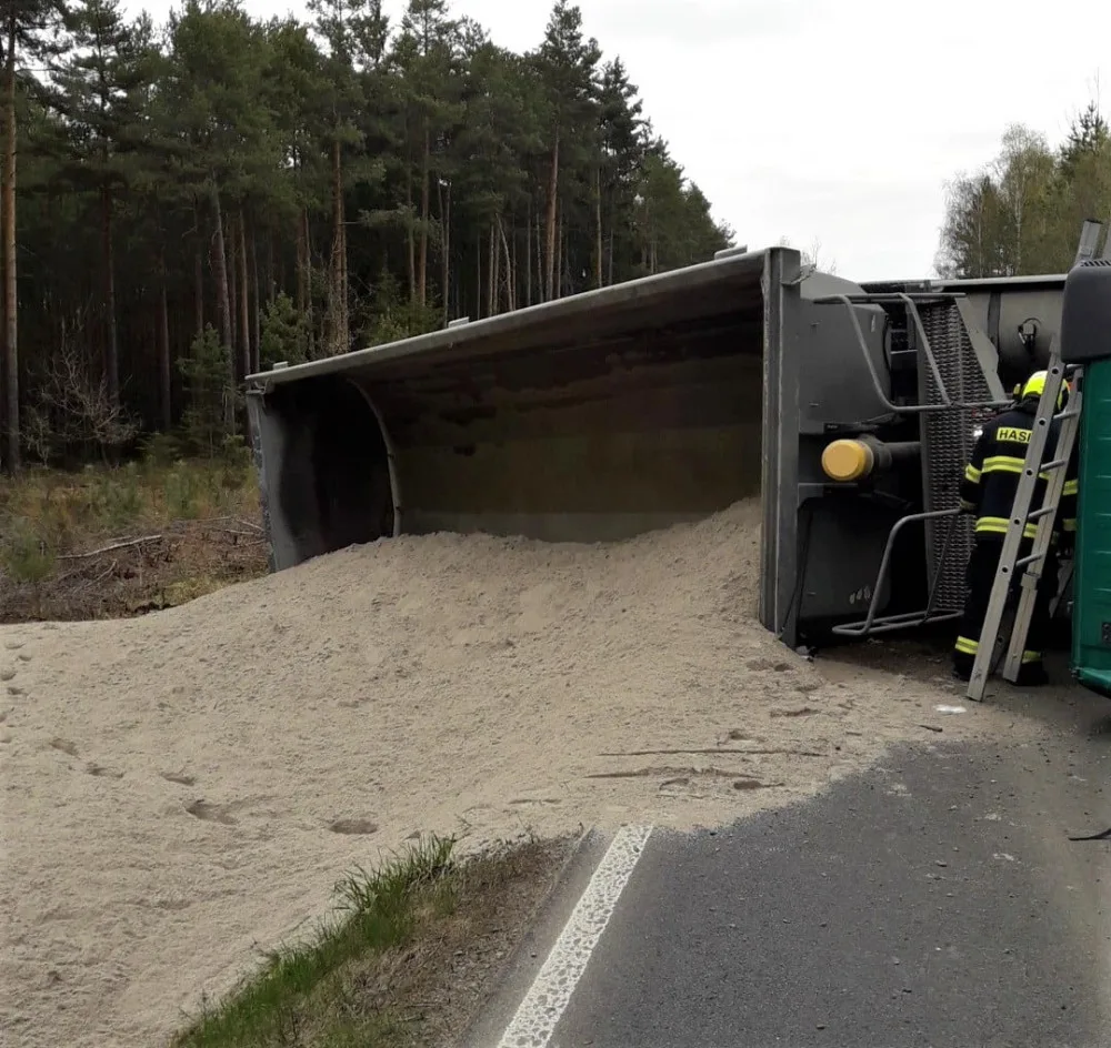 Převrácený kamion s vysypaným nákladem písku blokuje dopravu na Plzeňsku