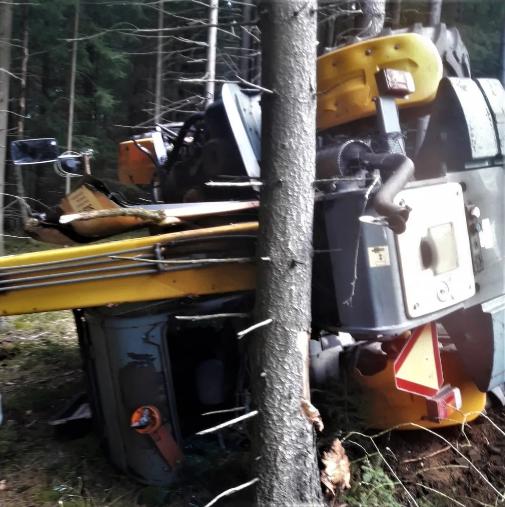 Z prudkého srázu se na Šumavě zřítila silniční fréza i s řidičem
