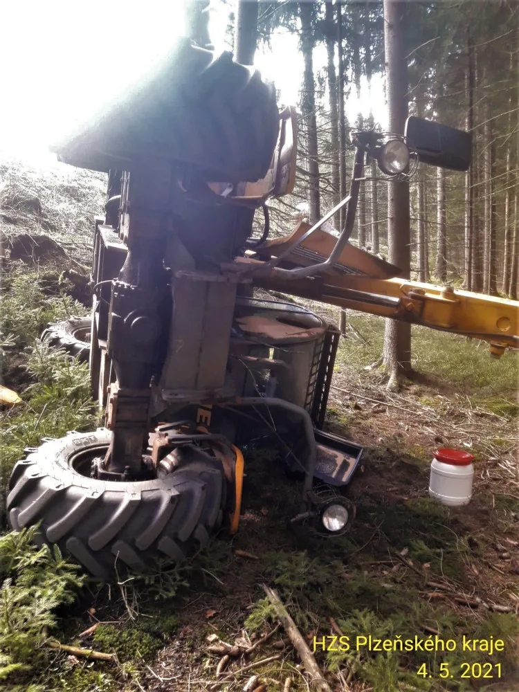 Z prudkého srázu se na Šumavě zřítila silniční fréza i s řidičem