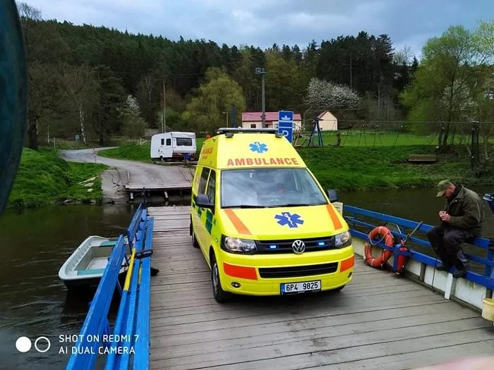 Záchranáři se za pacientem vydali po vodě, díky přívozu jsou na místě mnohem rychleji