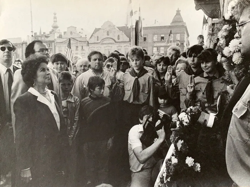 Unikátní fotografie vzácné návštěvy prvních oslav osvobození, Shirley Temple Black zavítala také do Klatov