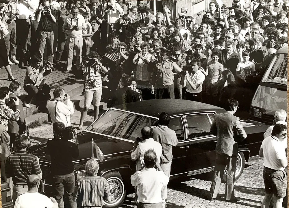 Unikátní fotografie vzácné návštěvy prvních oslav osvobození, Shirley Temple Black zavítala také do Klatov