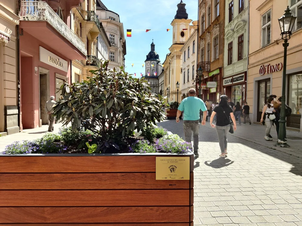 Nejužší centrum města zdobí rododendrony a letničky v obřích květináčích