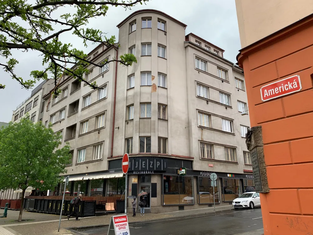 Součástí prodeje bude i tento dům, kde sídlila populární restaurace