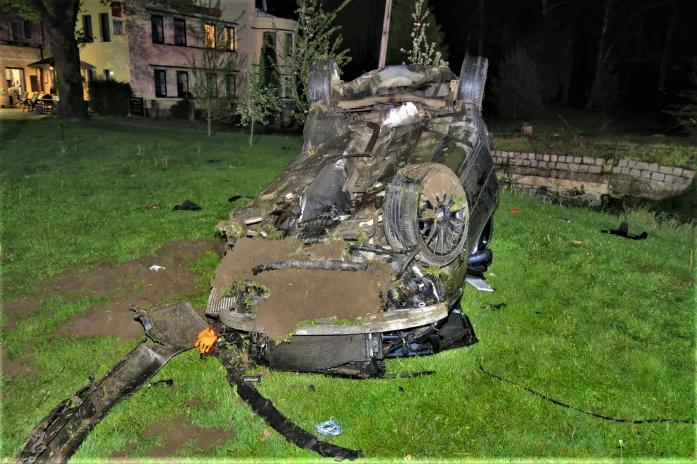 Mladý řidič Audi nezvládl jízdu na mokré silnici, narazil do stromů, do mostku a vážně se zranil
