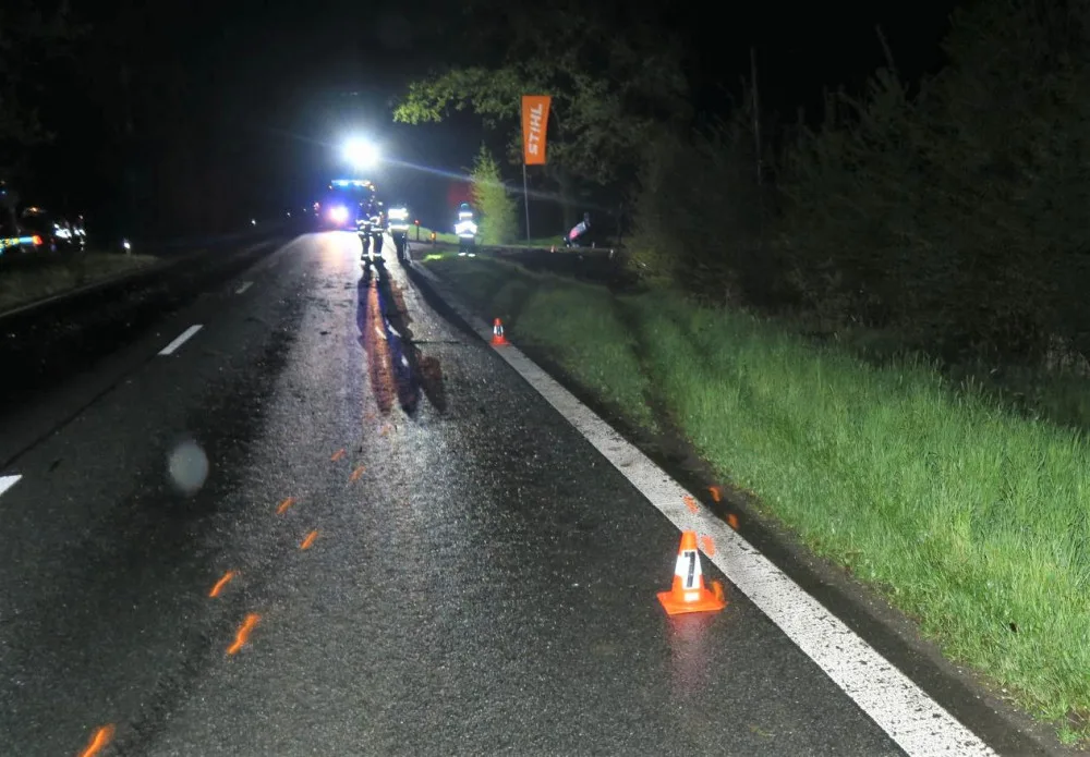 Mladý řidič Audi nezvládl jízdu na mokré silnici, narazil do stromů, do mostku a vážně se zranil