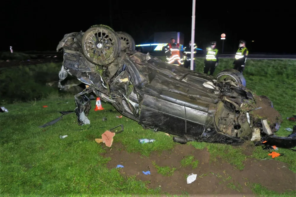 Mladý řidič Audi nezvládl jízdu na mokré silnici, narazil do stromů, do mostku a vážně se zranil