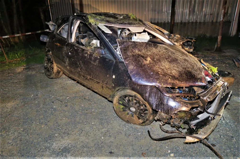 Mladý řidič Audi nezvládl jízdu na mokré silnici, narazil do stromů, do mostku a vážně se zranil
