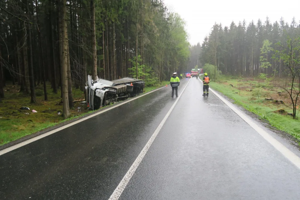 Kamion s nákladem dlažby se zřítil ze silnice, zastavil se až nárazem kabiny do stromu