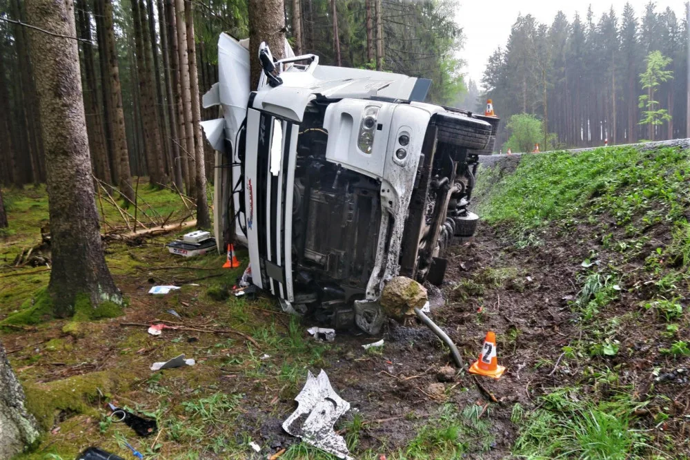 Kamion s nákladem dlažby se zřítil ze silnice, zastavil se až nárazem kabiny do stromu