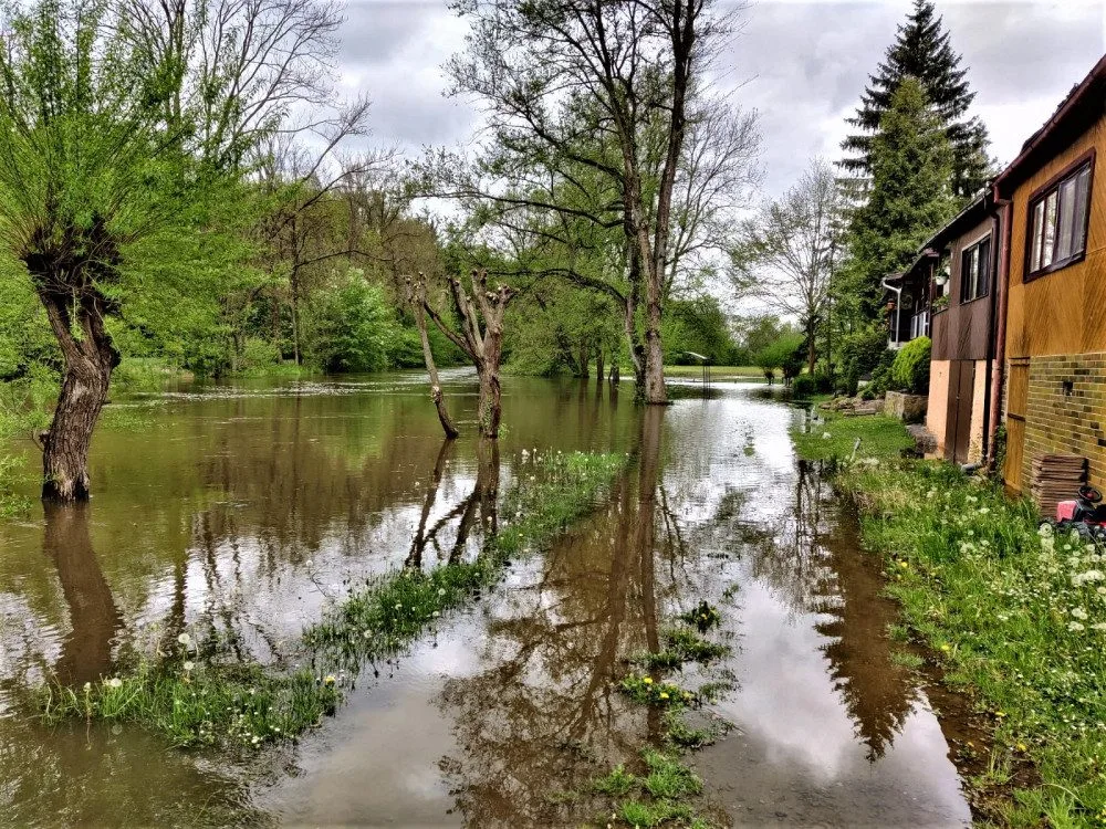 Řeka Úhlava se rozlila z koryta u Předenic na jižním Plzeňsku