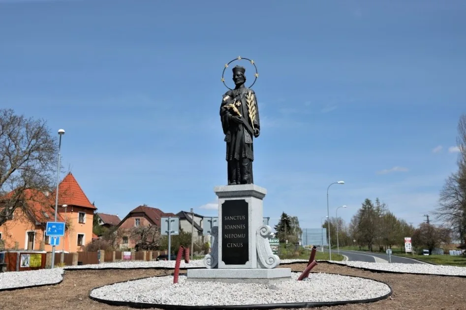Nalezená socha Jana Nepomuckého nově hlídá kruhový objezd v Nepomuku