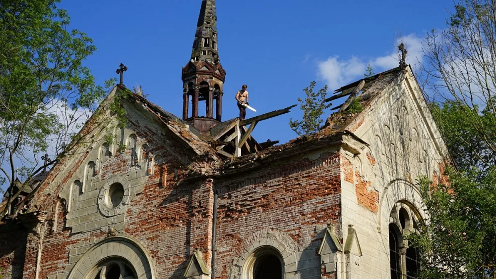 Skupina mladých nadšenců z Česka a Německa opravuje zdevastovaný kostel sv. Anny, foto: Prokop Šícha