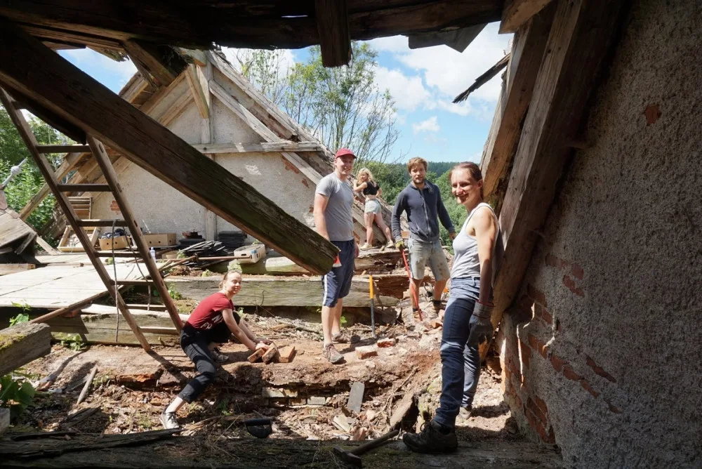 Skupina mladých nadšenců z Česka a Německa opravuje zdevastovaný kostel sv. Anny, červen 2020, foto:Česko-německé fórum mládeže/ Deutsch-tschechisches Jugendforum