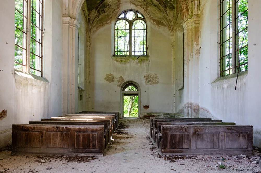 Skupina mladých nadšenců z Česka a Německa opravuje zdevastovaný kostel sv. Anny, foto: Prokop Šícha