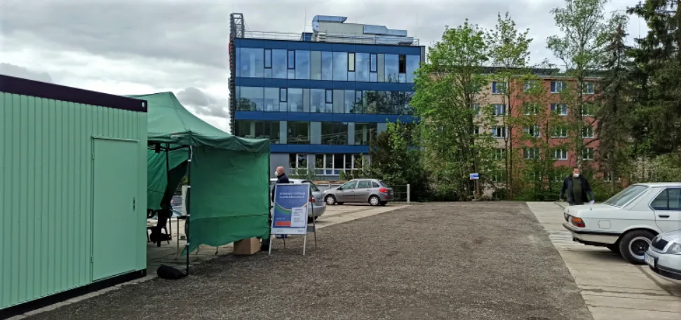 První drive-in očkovací centrum proti koronaviru má soukromá plzeňská nemocnice