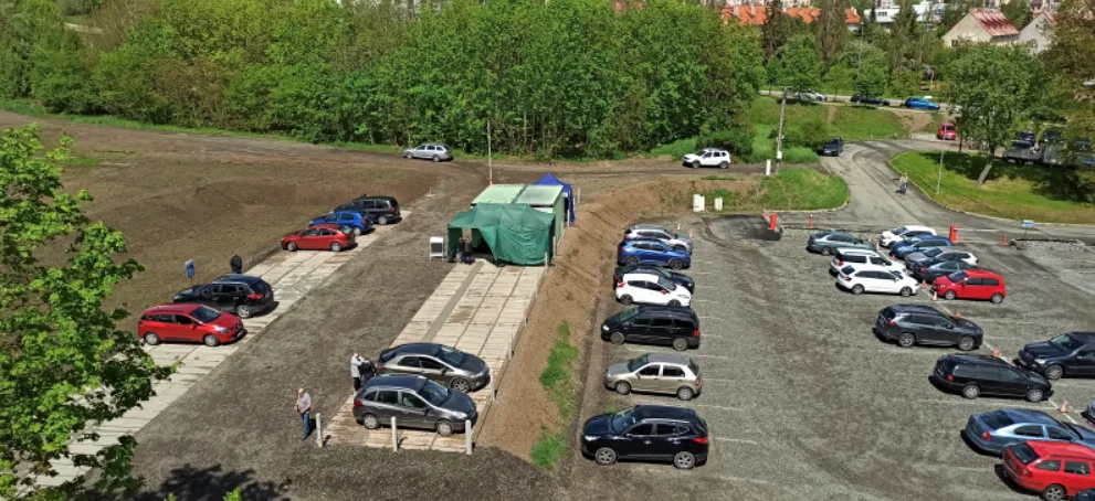 První drive-in očkovací centrum proti koronaviru má soukromá plzeňská nemocnice