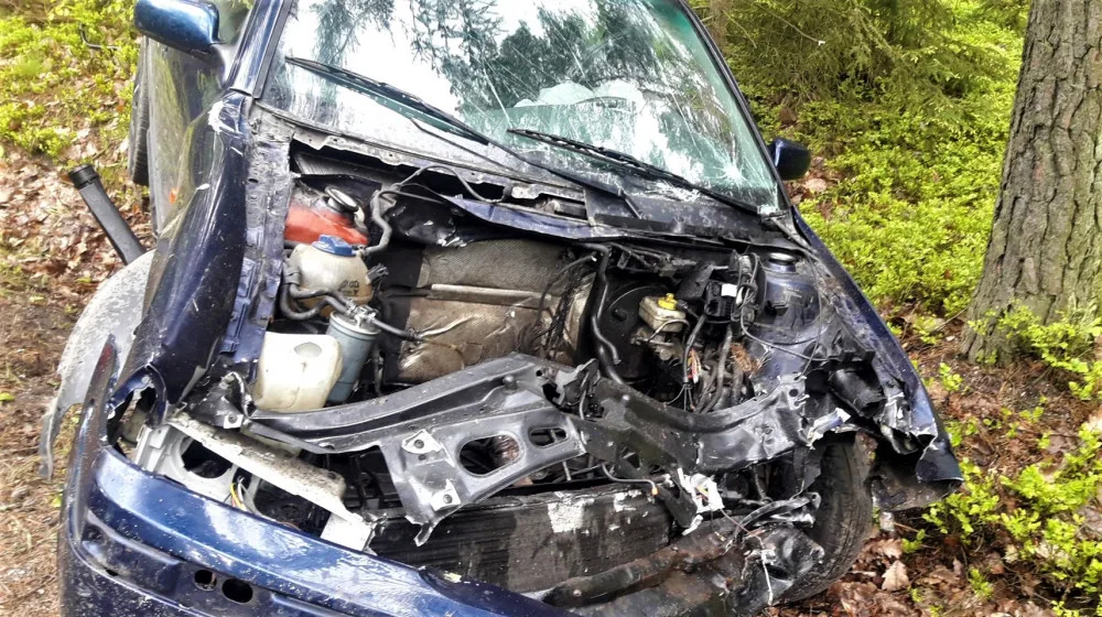 Po děsivém nárazu do stromu vyletěl z auta motor, řidička utrpěla těžké zranění