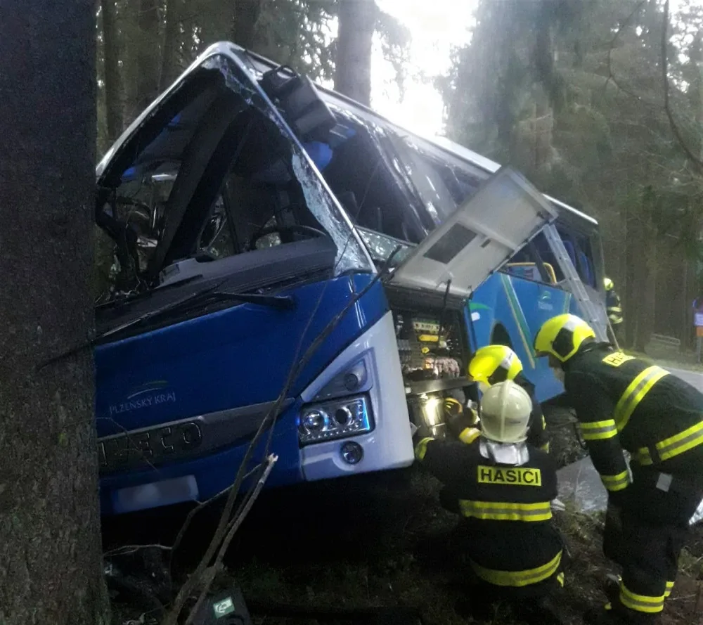 Autobus na Šumavském Špičáku vyjel ze silnice a roztříštil se o stromy