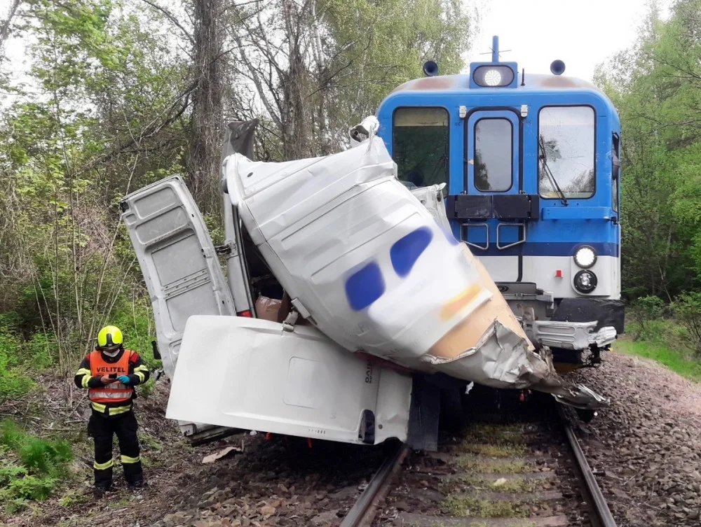 Mladý řidič dodávky zkřížil cestu osobnímu vlaku, ten jej tlačil desítky metrů před sebou