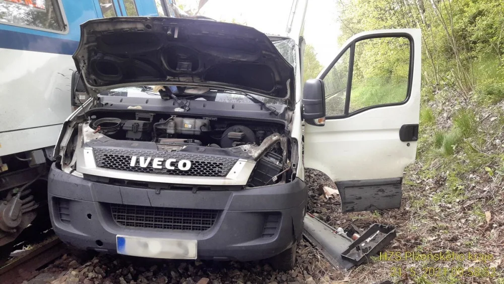 Mladý řidič dodávky zkřížil cestu osobnímu vlaku, ten jej tlačil desítky metrů před sebou