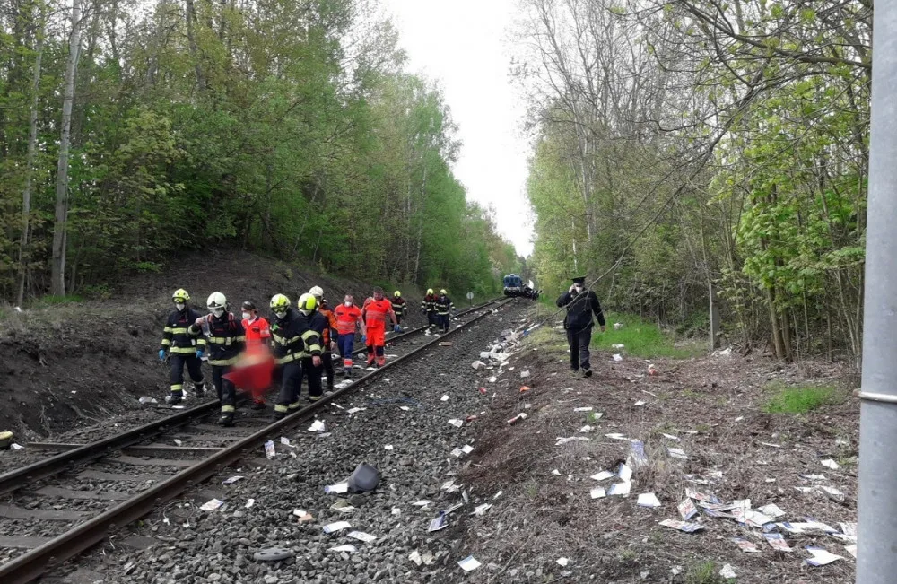 Mladý řidič dodávky zkřížil cestu osobnímu vlaku, ten jej tlačil desítky metrů před sebou