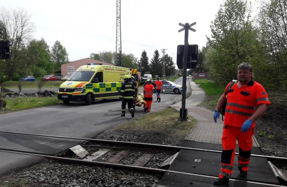 Mladý řidič dodávky zkřížil cestu osobnímu vlaku, ten ho tlačil desítky metrů před sebou