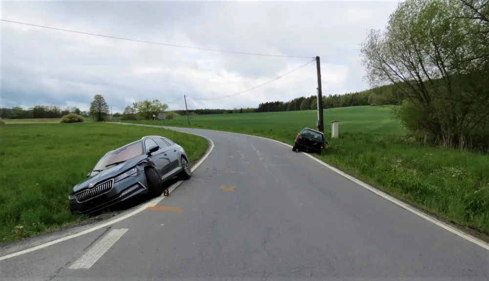 Policisté pátrají po dvojici cizinců. Utekli od nehody, kterou způsobil jeden z nich