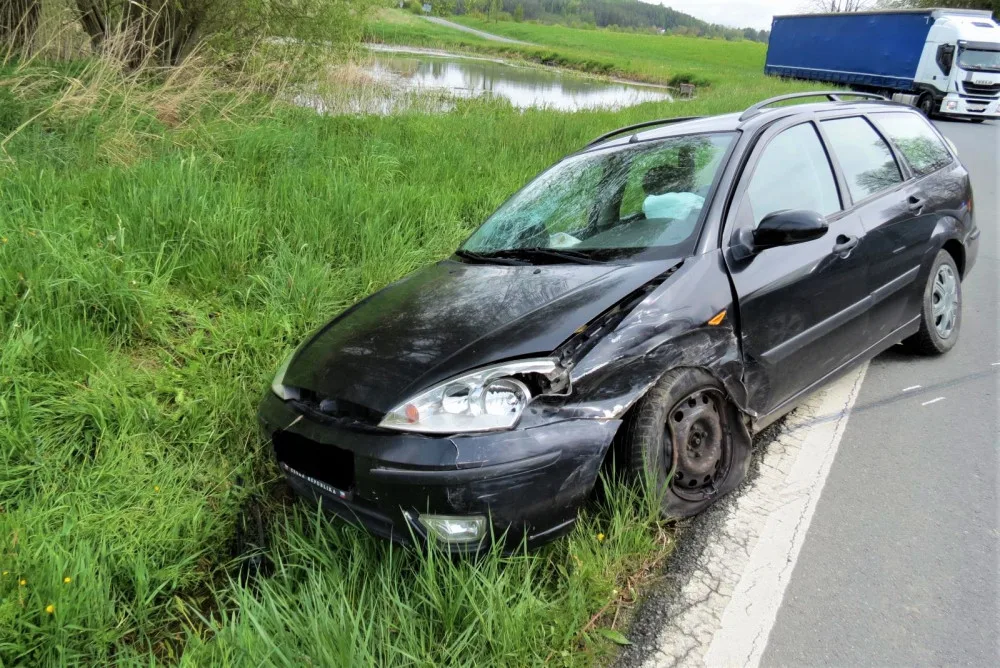 Policisté pátrají po dvojici cizinců. Utekli od nehody, kterou způsobil jeden z nich