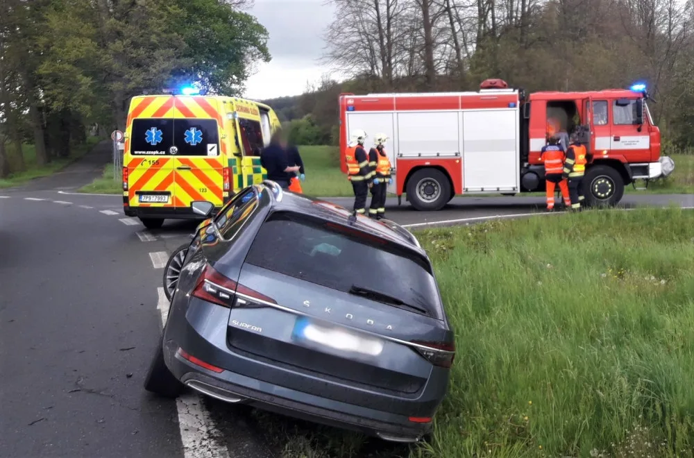 Policisté pátrají po dvojici cizinců. Utekli od nehody, kterou způsobil jeden z nich